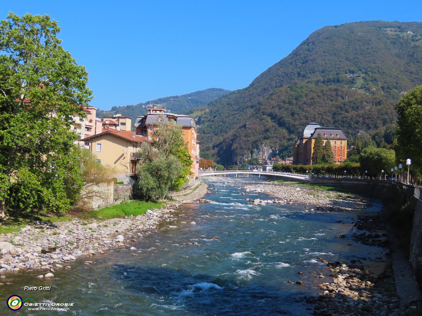 62 Dal Ponte di San Nicola (Ponte Vecchio) il Brembo con Passerella ciclopedonale .JPG